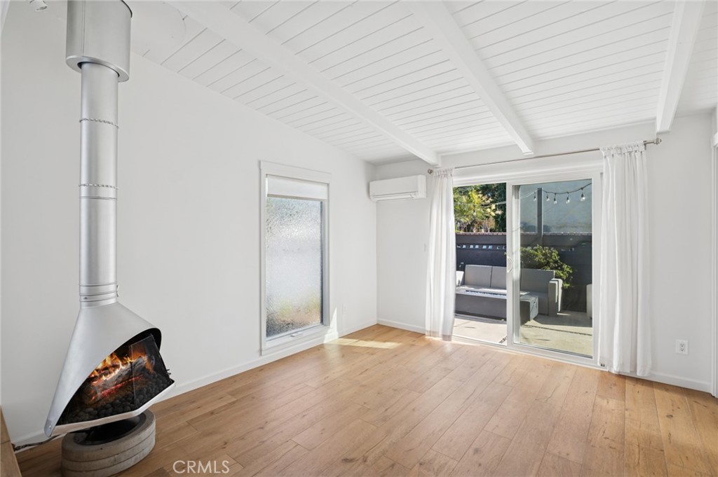 620 1/2 Acacia Avenue