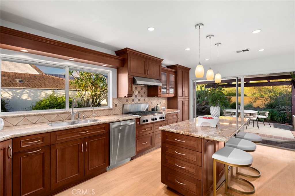 2421 Blackthorn Street