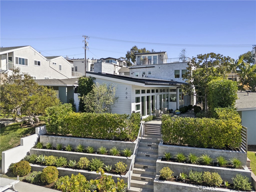 706 Poinsettia