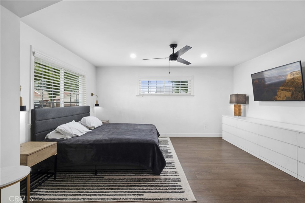 2729 E Dorothy