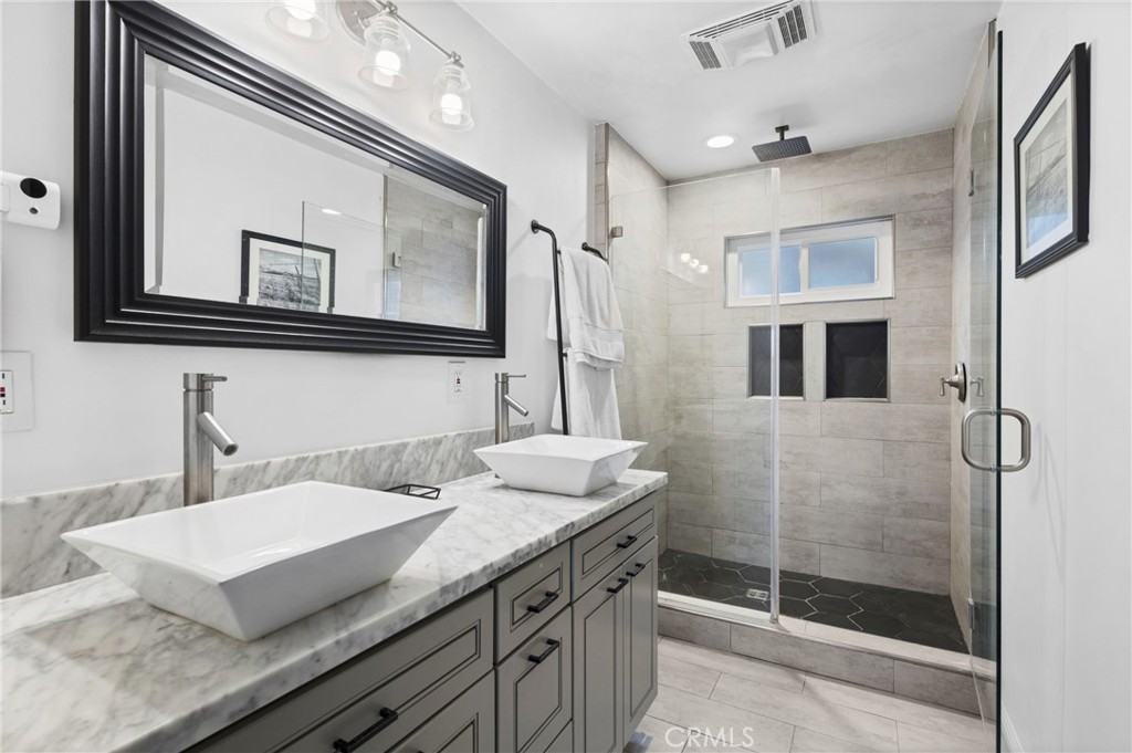 2729 E Dorothy