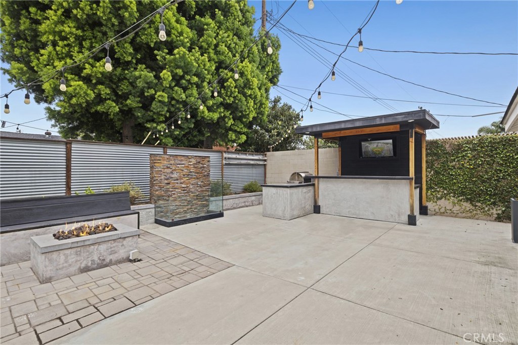 2729 E Dorothy
