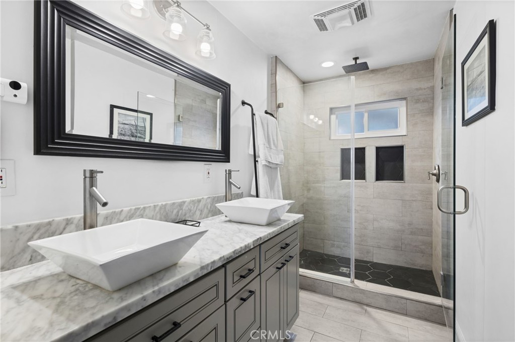 2729 E Dorothy