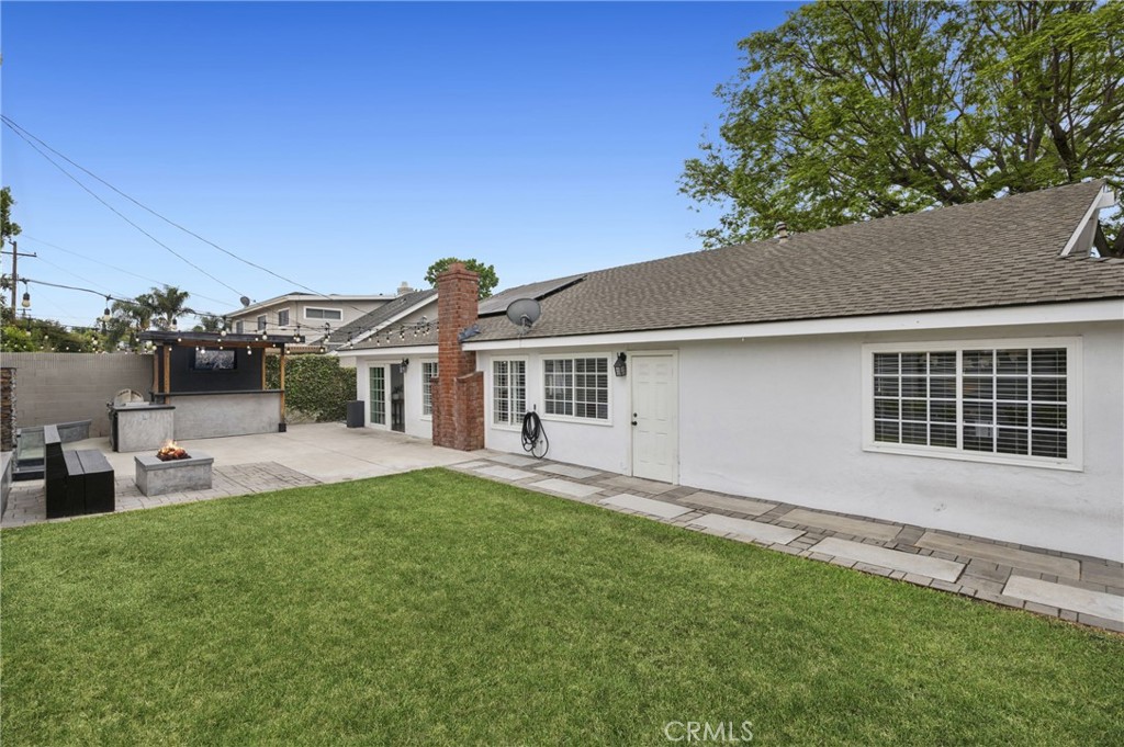 2729 E Dorothy