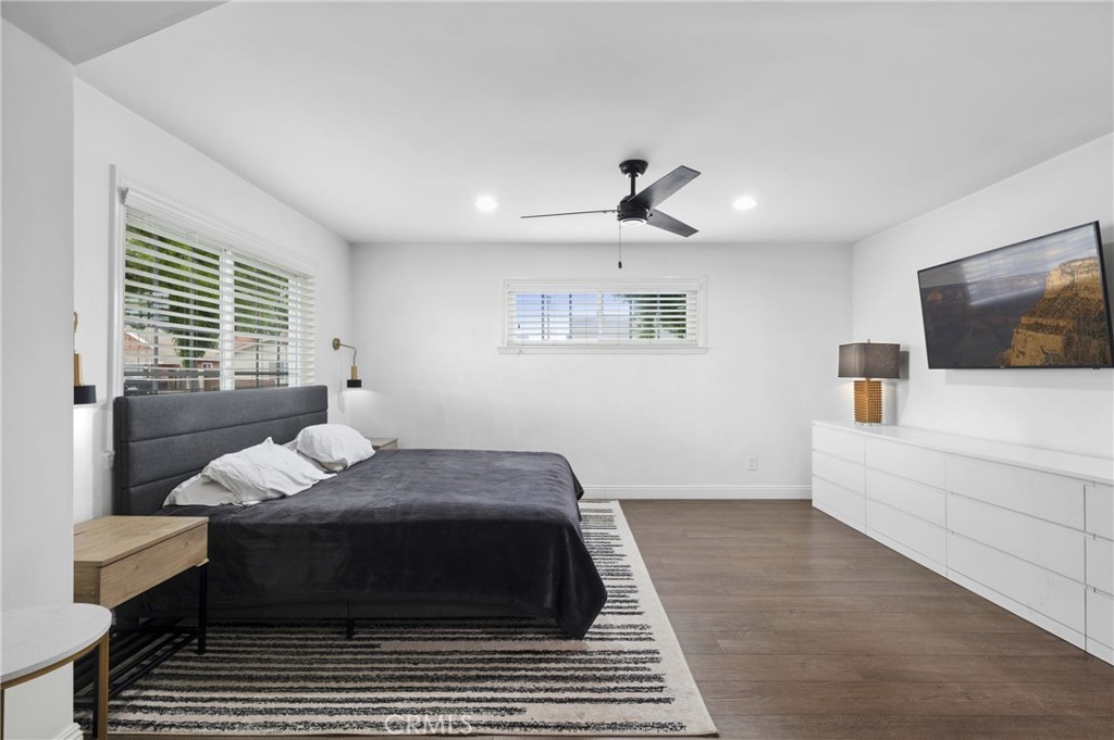 2729 E Dorothy