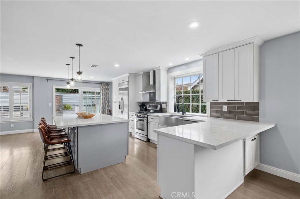 2729 E Dorothy