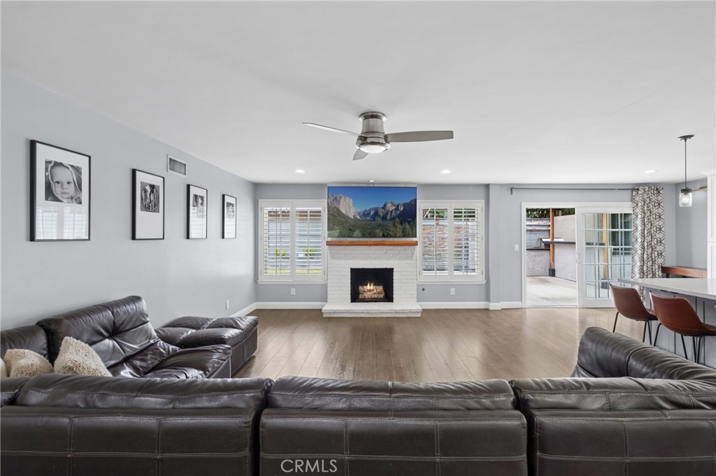 2729 E Dorothy