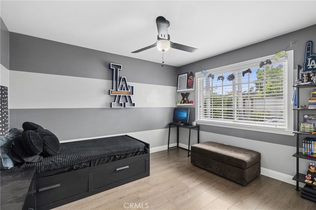 2729 E Dorothy