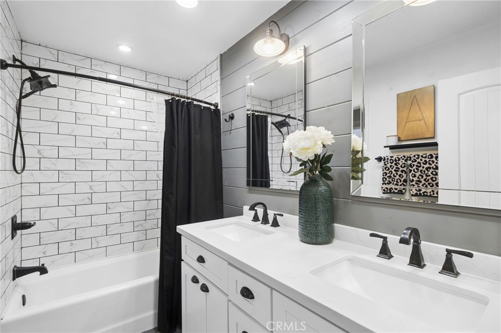 2729 E Dorothy