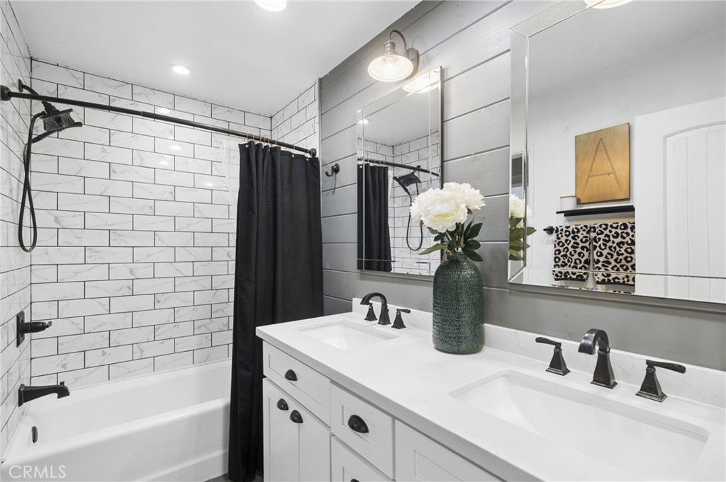 2729 E Dorothy