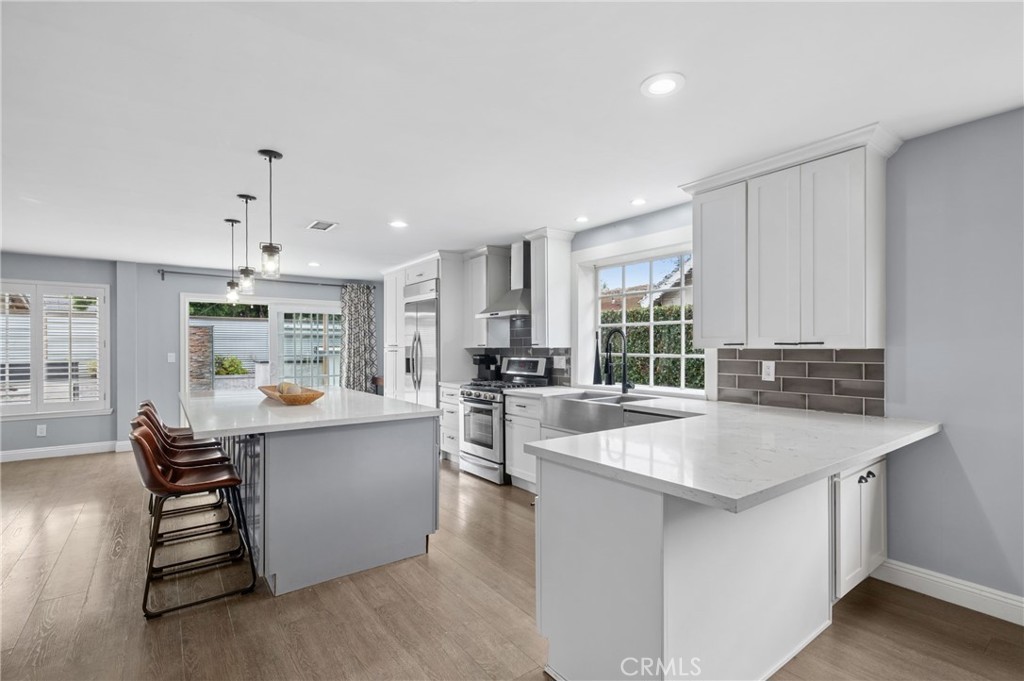 2729 E Dorothy
