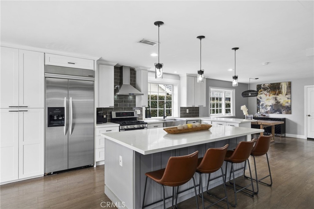 2729 E Dorothy