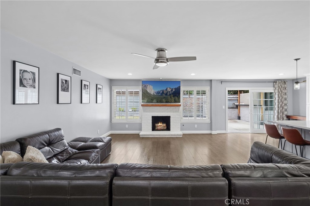 2729 E Dorothy