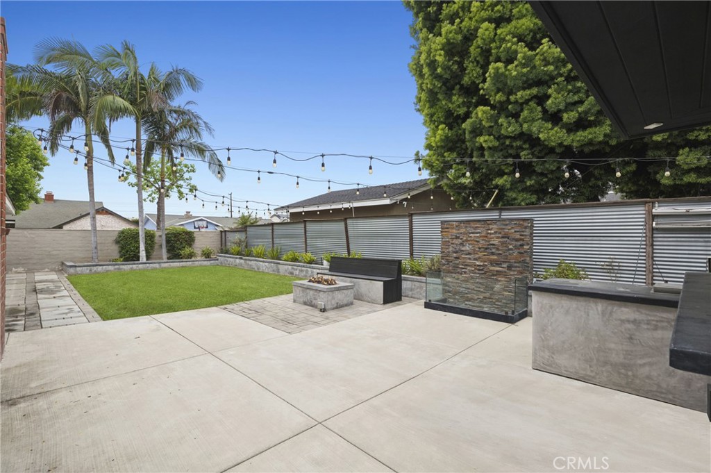 2729 E Dorothy