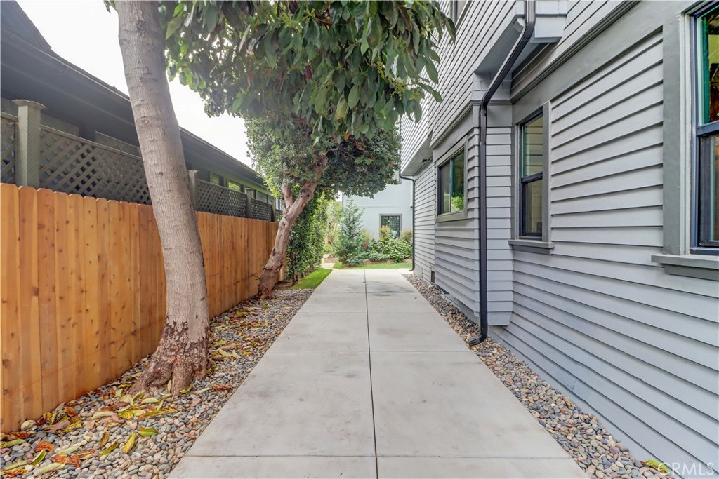 223 N St Andrews Place