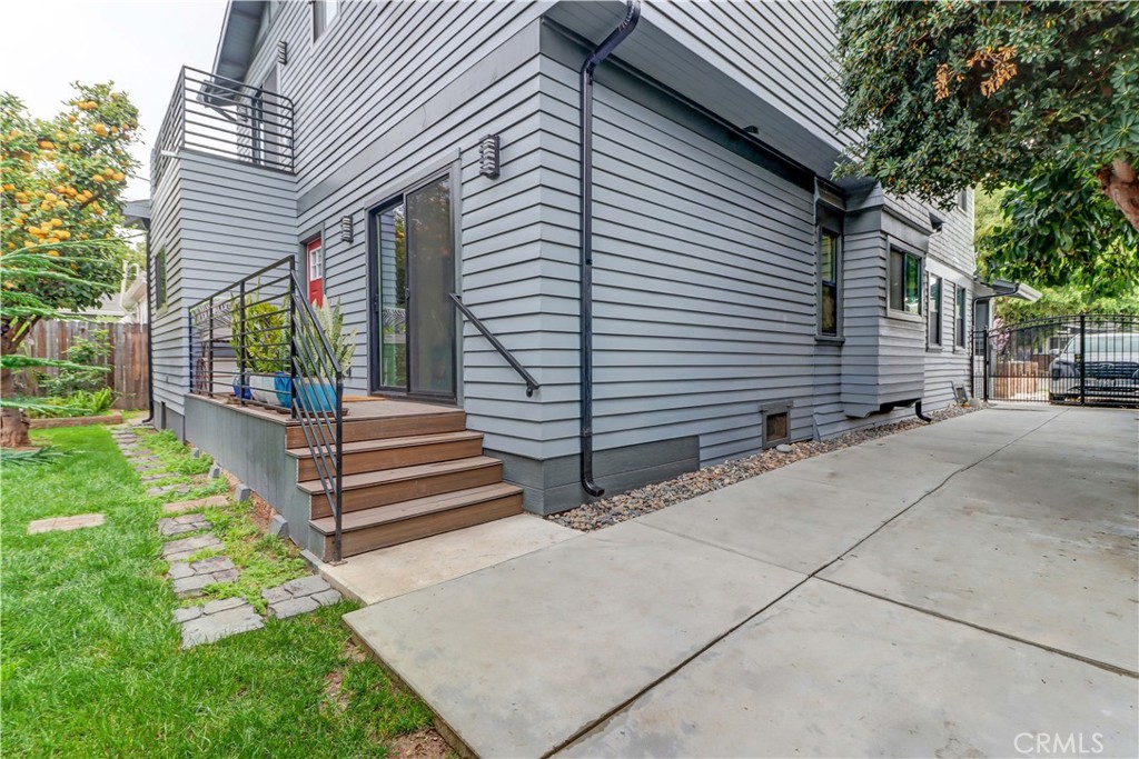 223 N St Andrews Place