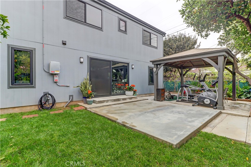 223 N St Andrews Place