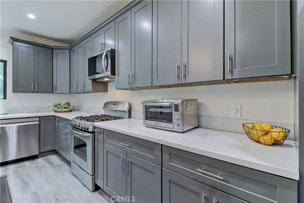 223 N St Andrews Place