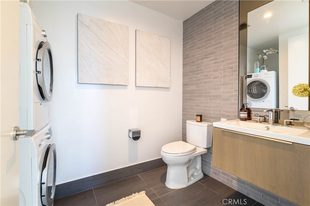 889 Francisco Street 806