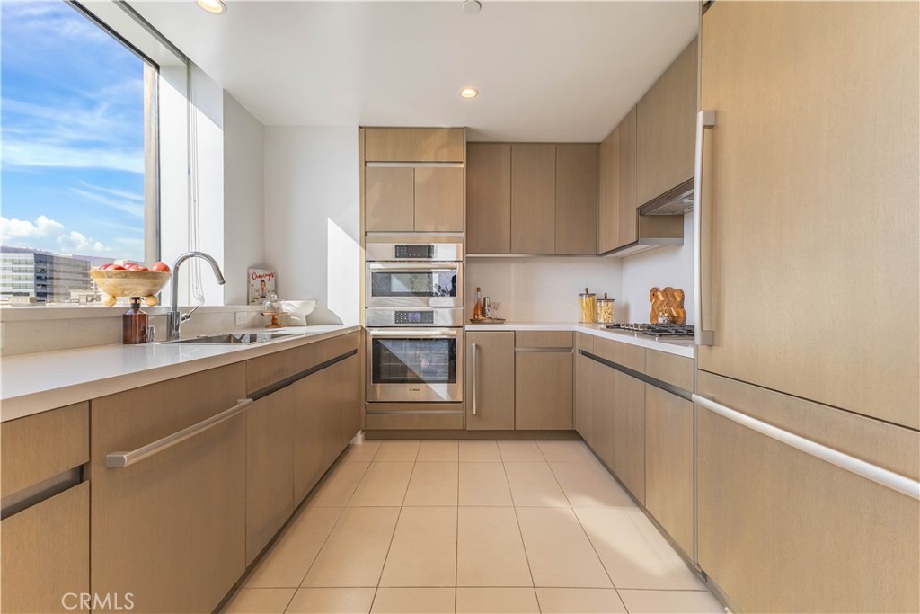 889 Francisco Street 806