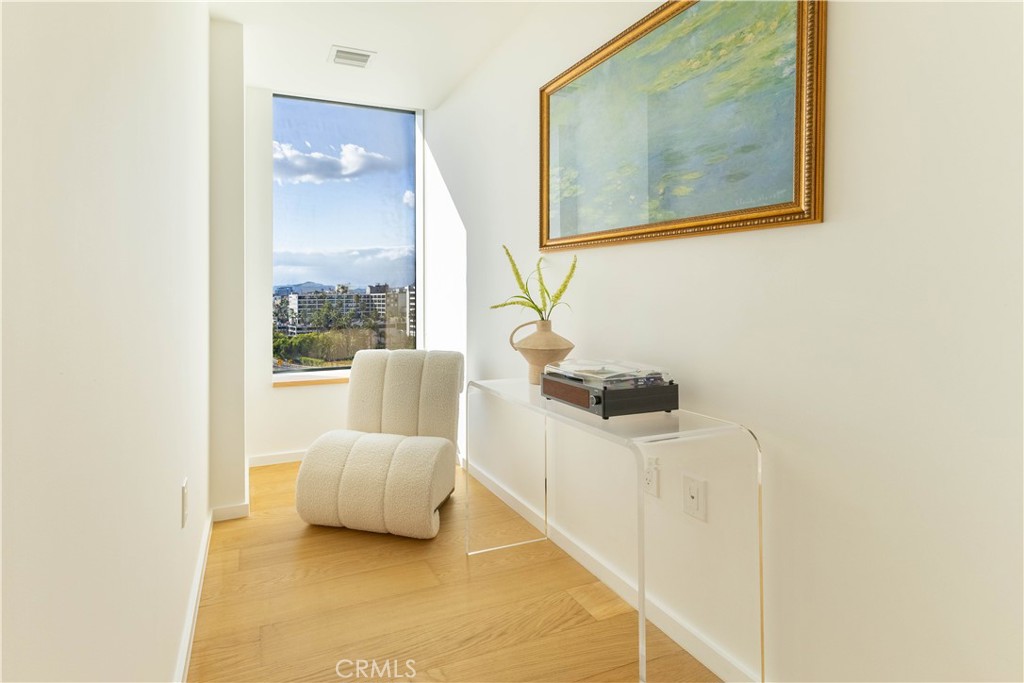 889 Francisco Street 806