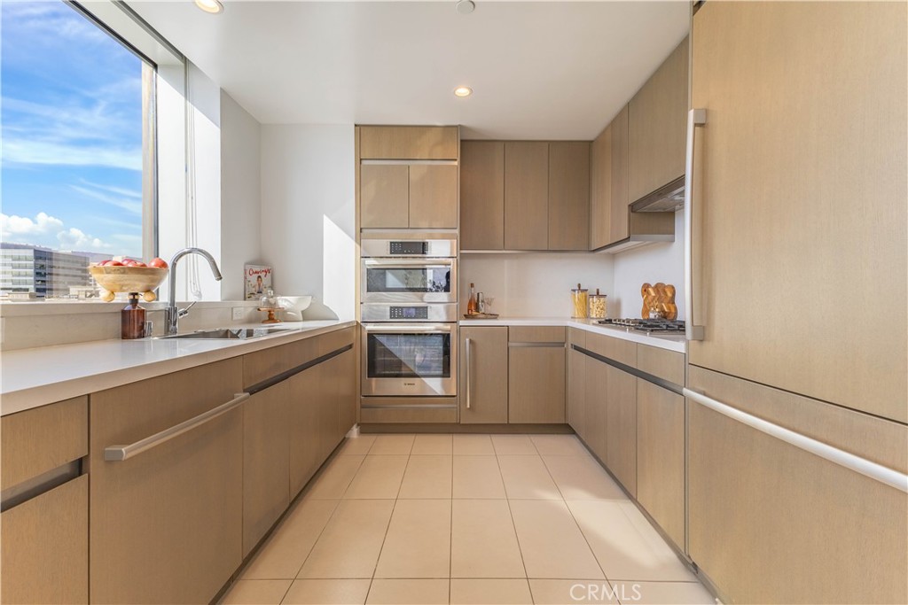 889 Francisco Street 806