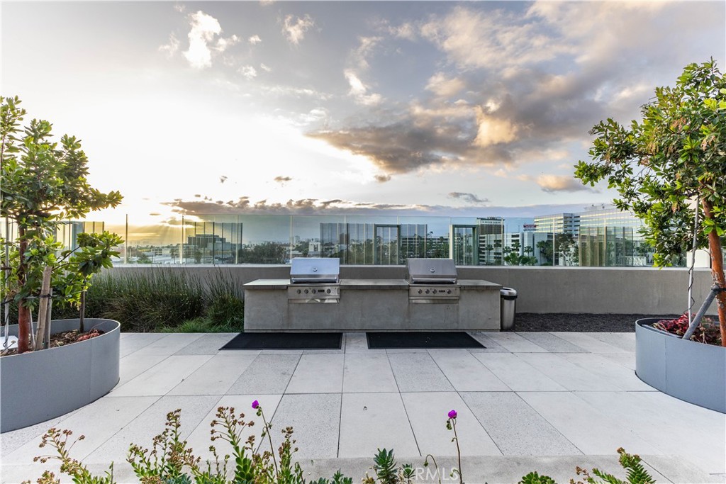 889 Francisco Street 806