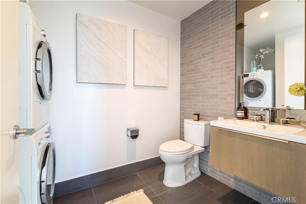 889 Francisco Street 806