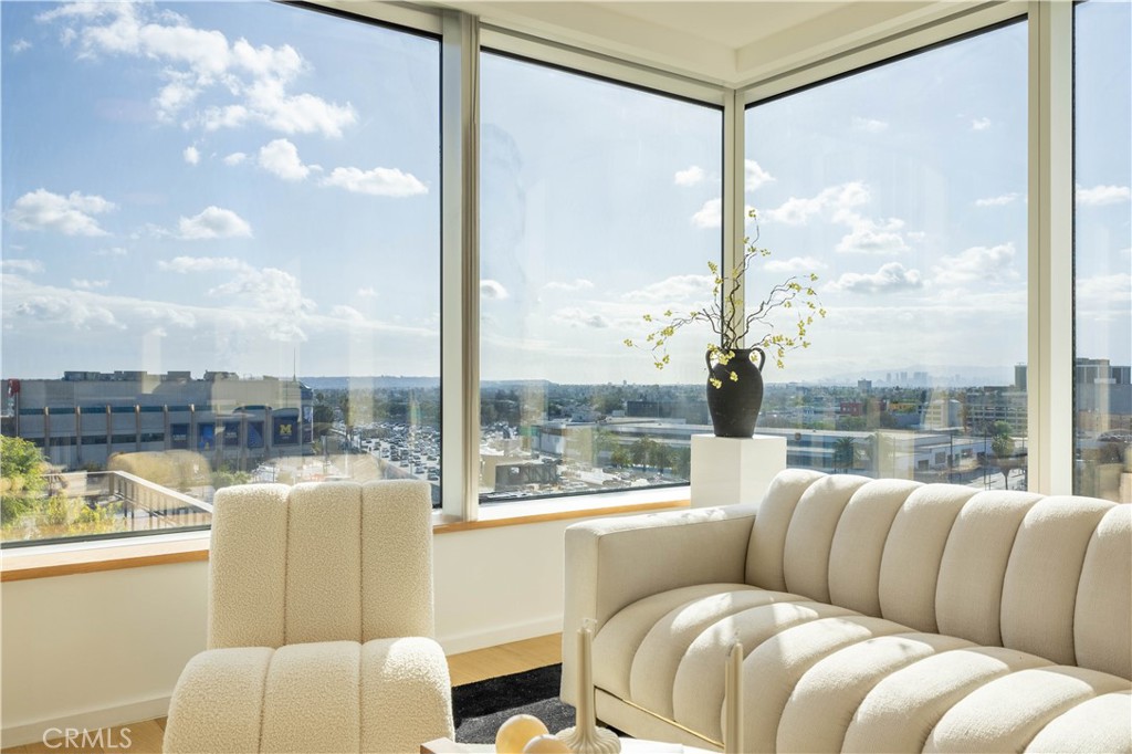 889 Francisco Street 806