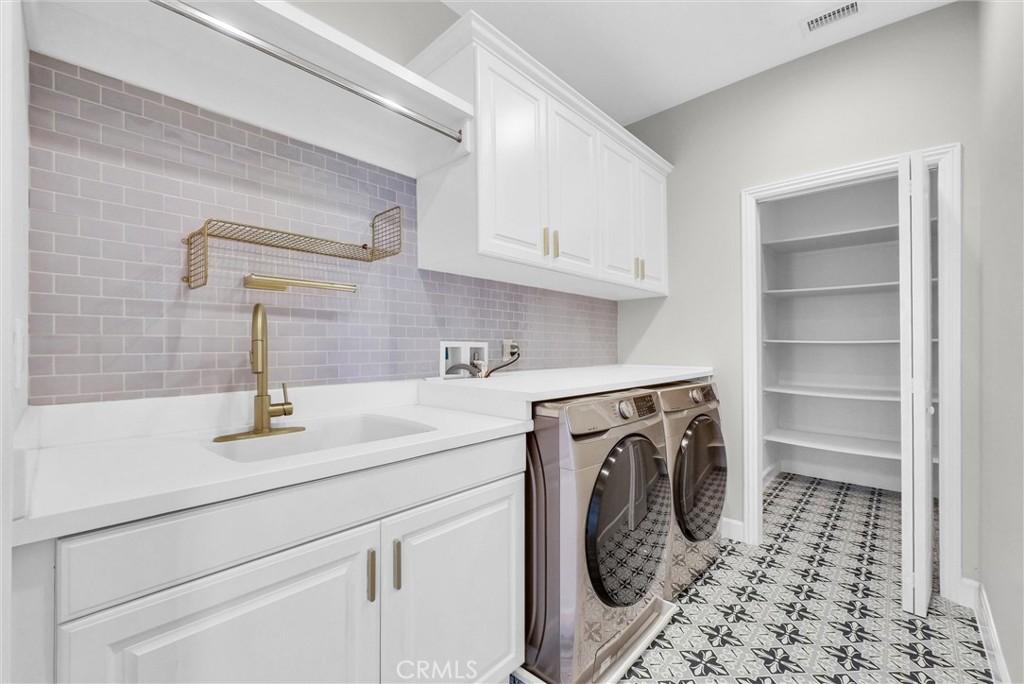 61 Acorn Glen
