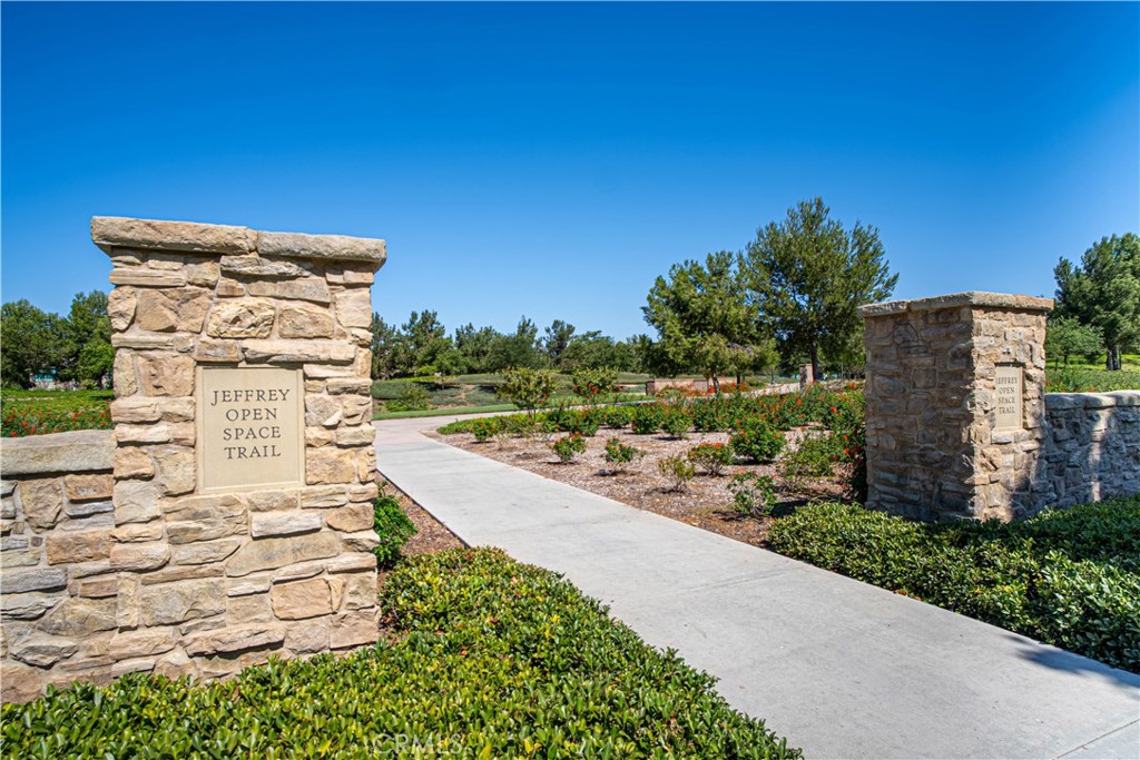 61 Acorn Glen