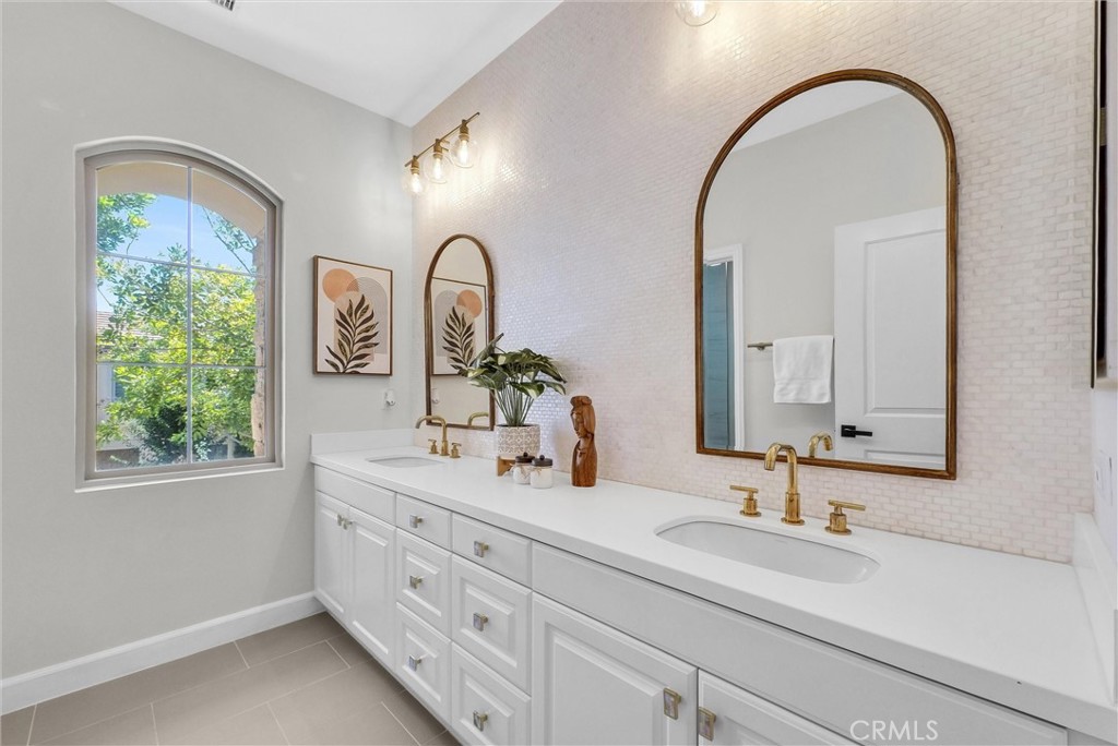 61 Acorn Glen