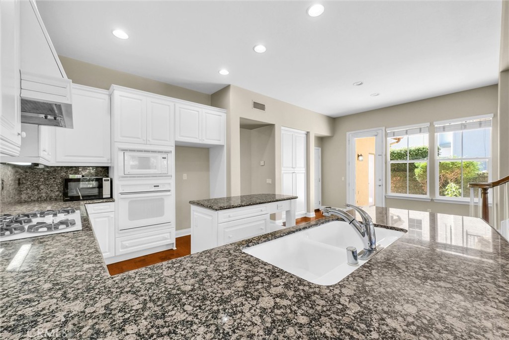 23 Carpenteria
