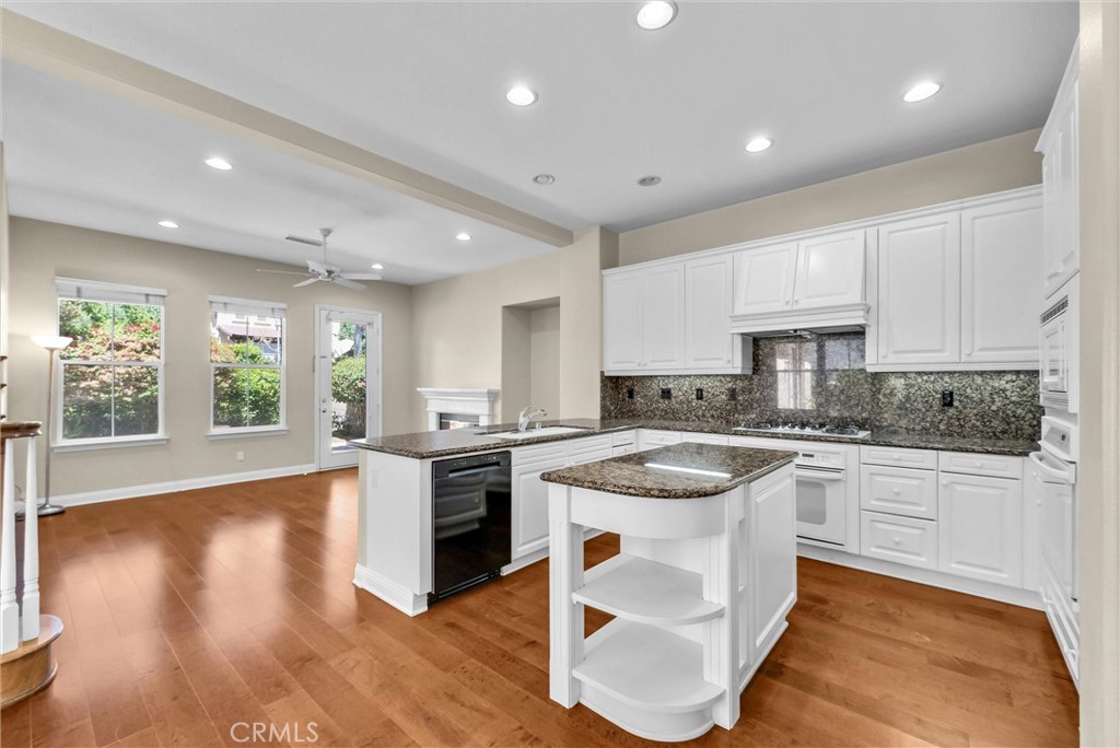 23 Carpenteria
