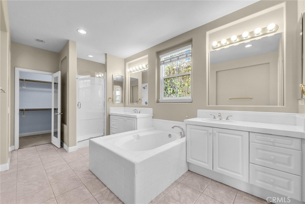 23 Carpenteria