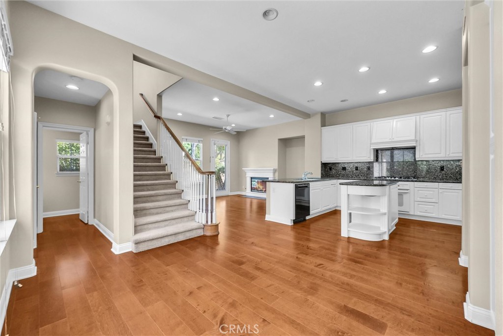 23 Carpenteria