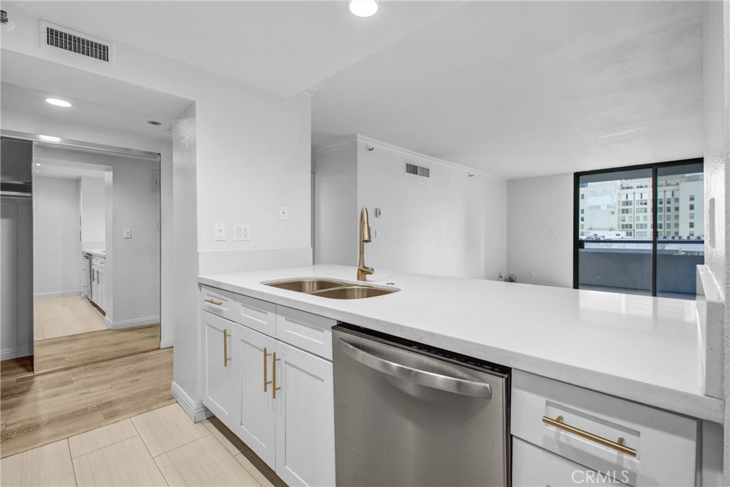 600 W 9th 1103