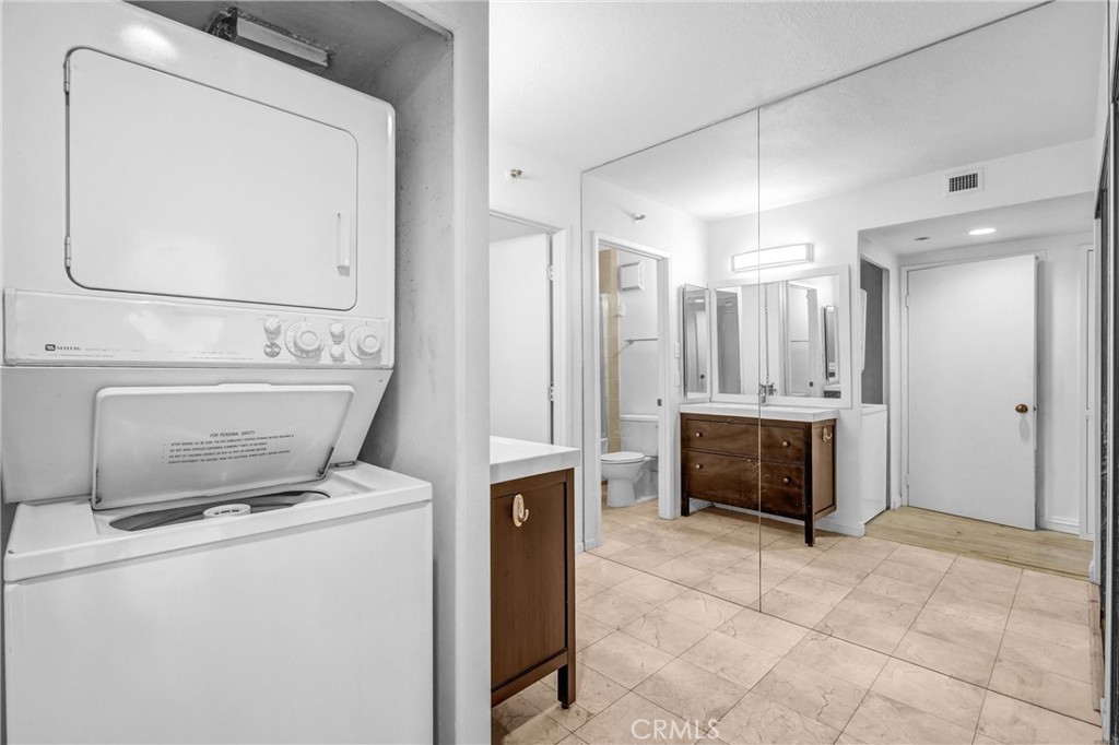 600 W 9th 1103