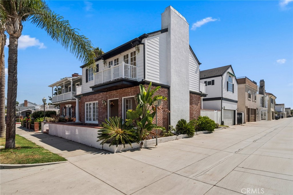 2025 E Balboa