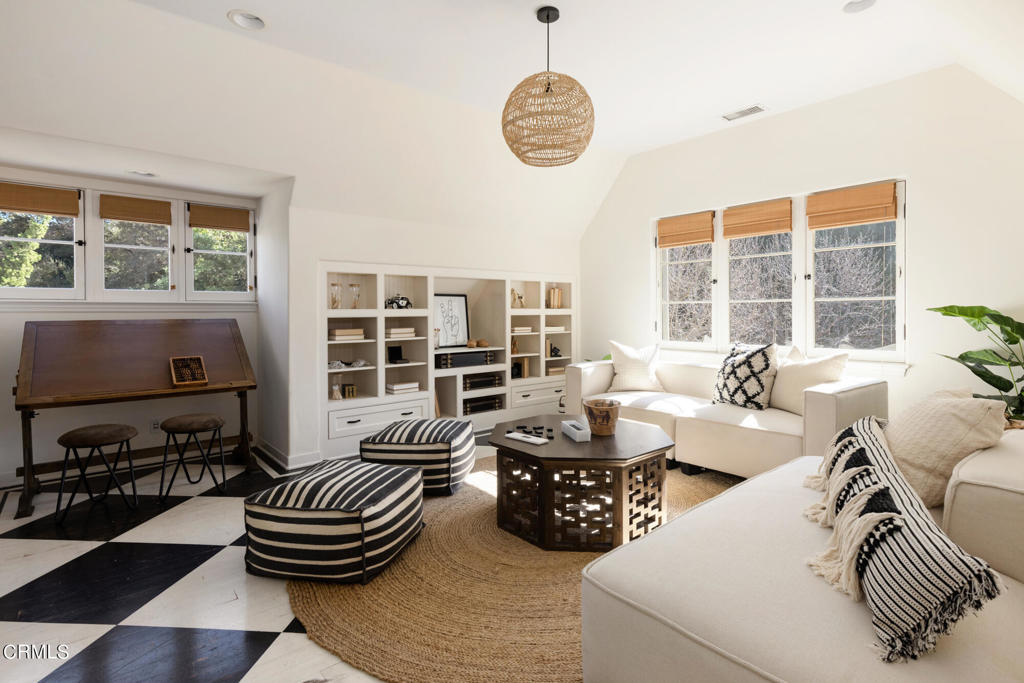 4033 Alta Vista Drive