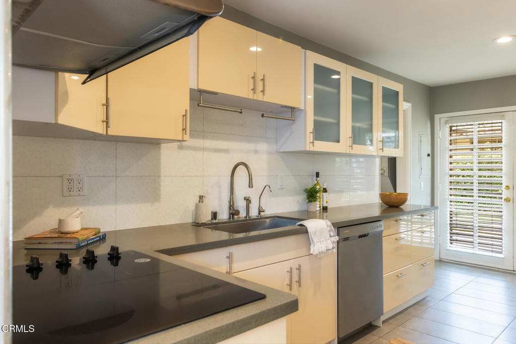 1040 S Orange Grove Boulevard 11