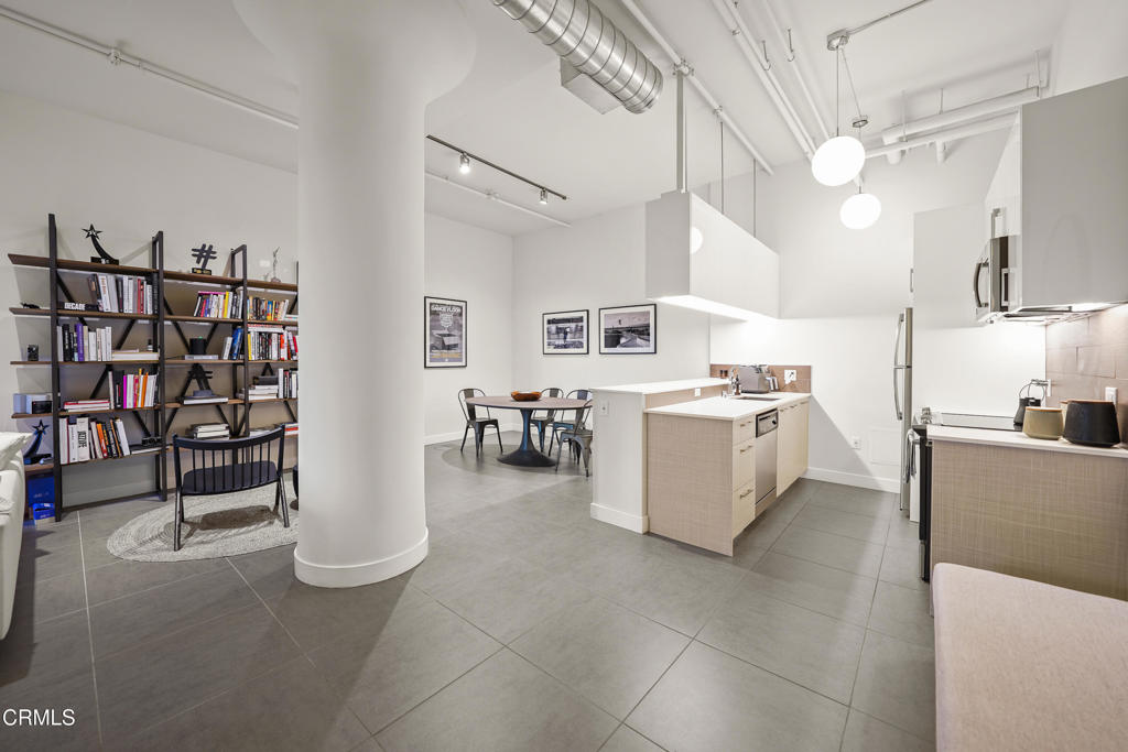 939 S Broadway 714