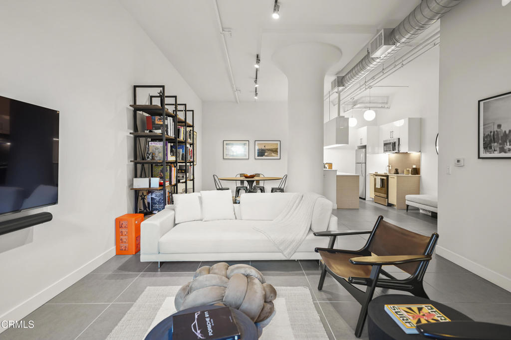 939 S Broadway 714