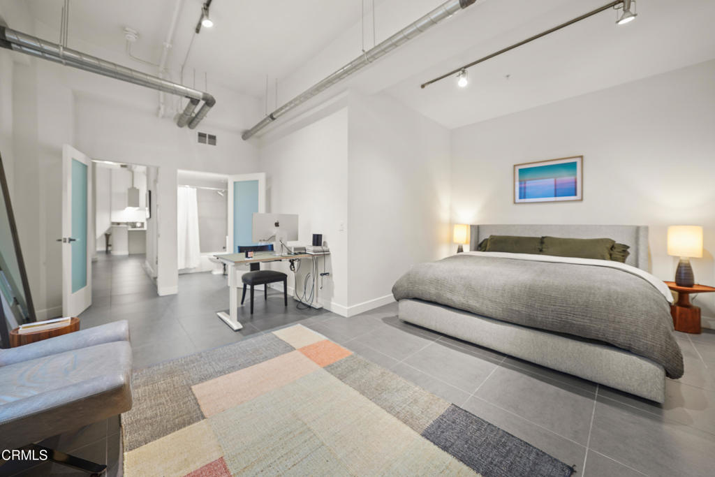 939 S Broadway 714