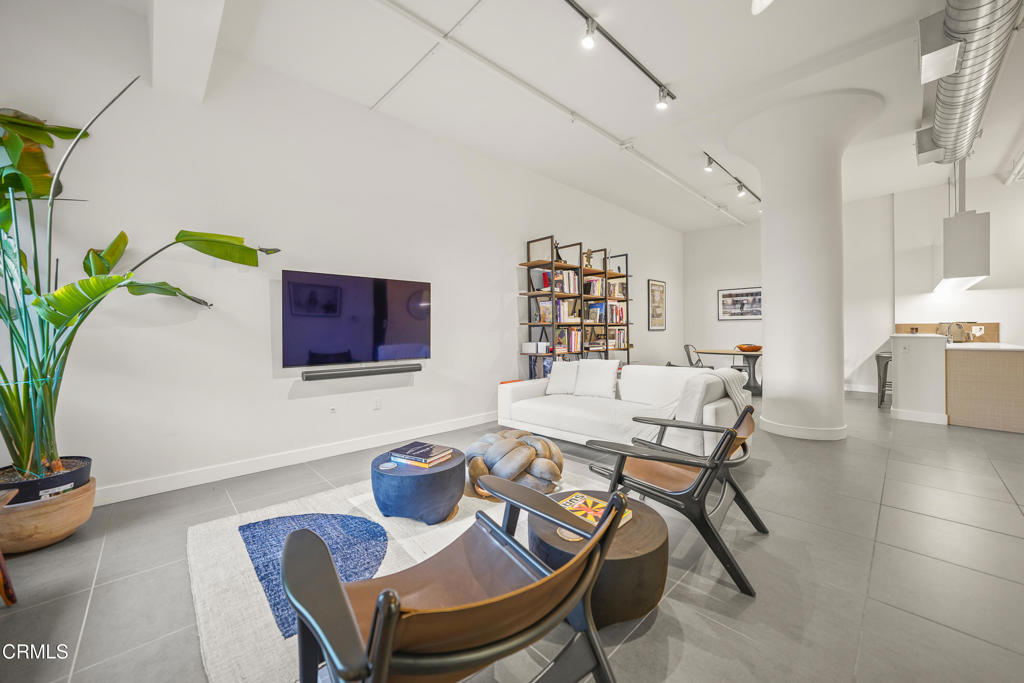 939 S Broadway 714