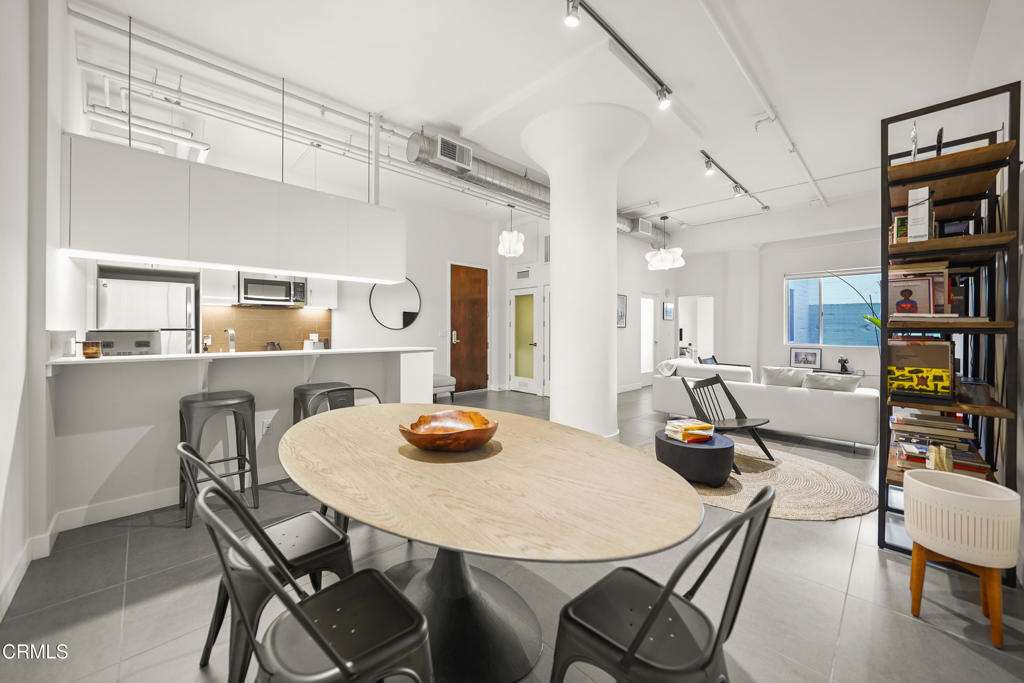 939 S Broadway 714