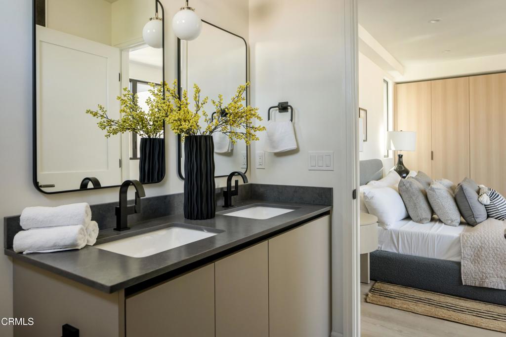 508 1/2 N Sycamore Avenue