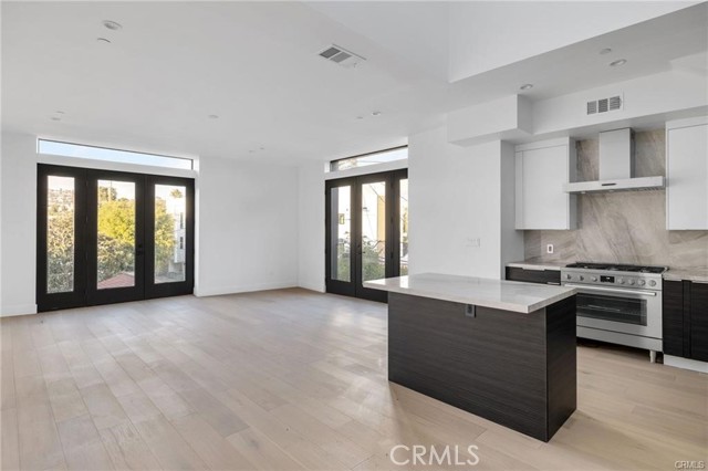 528 N Flores ST Unit: 104