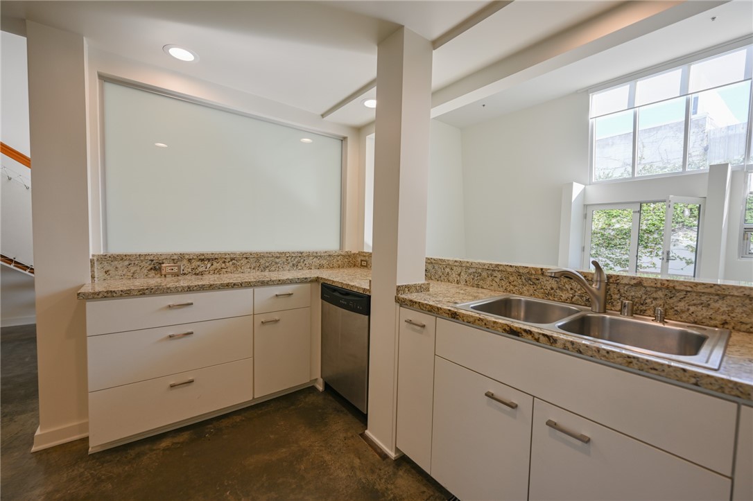 615 Hampton DR Unit: C103