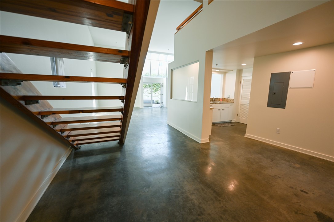 615 Hampton DR Unit: C103